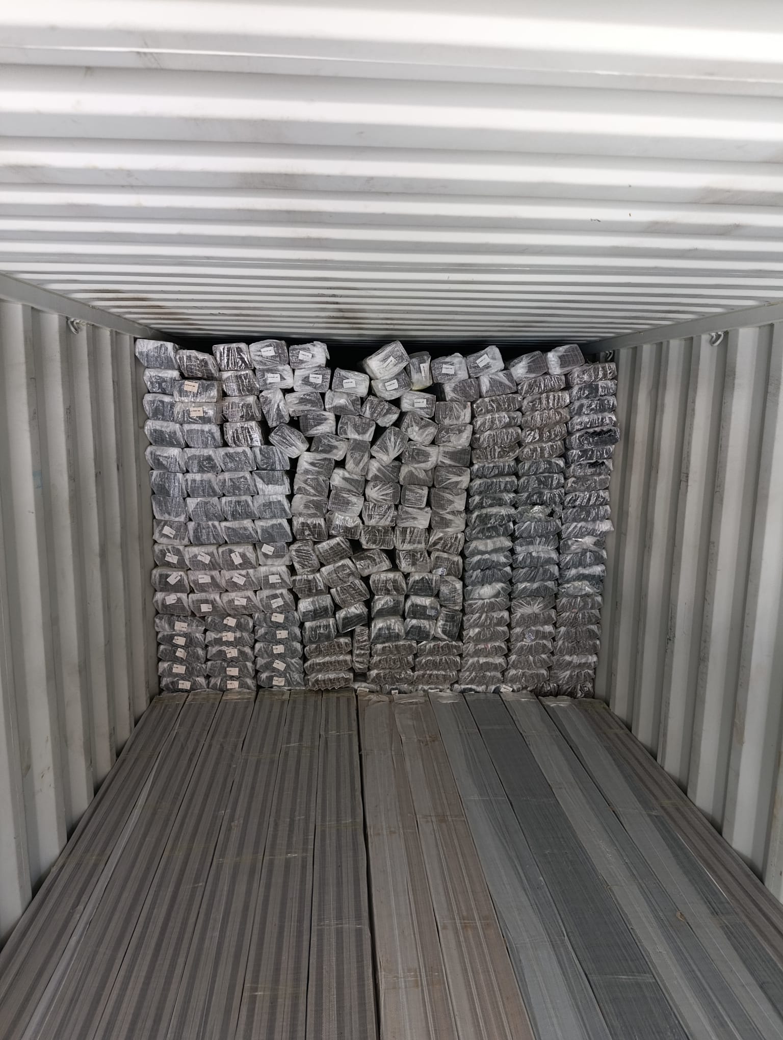 داخل الحاوية