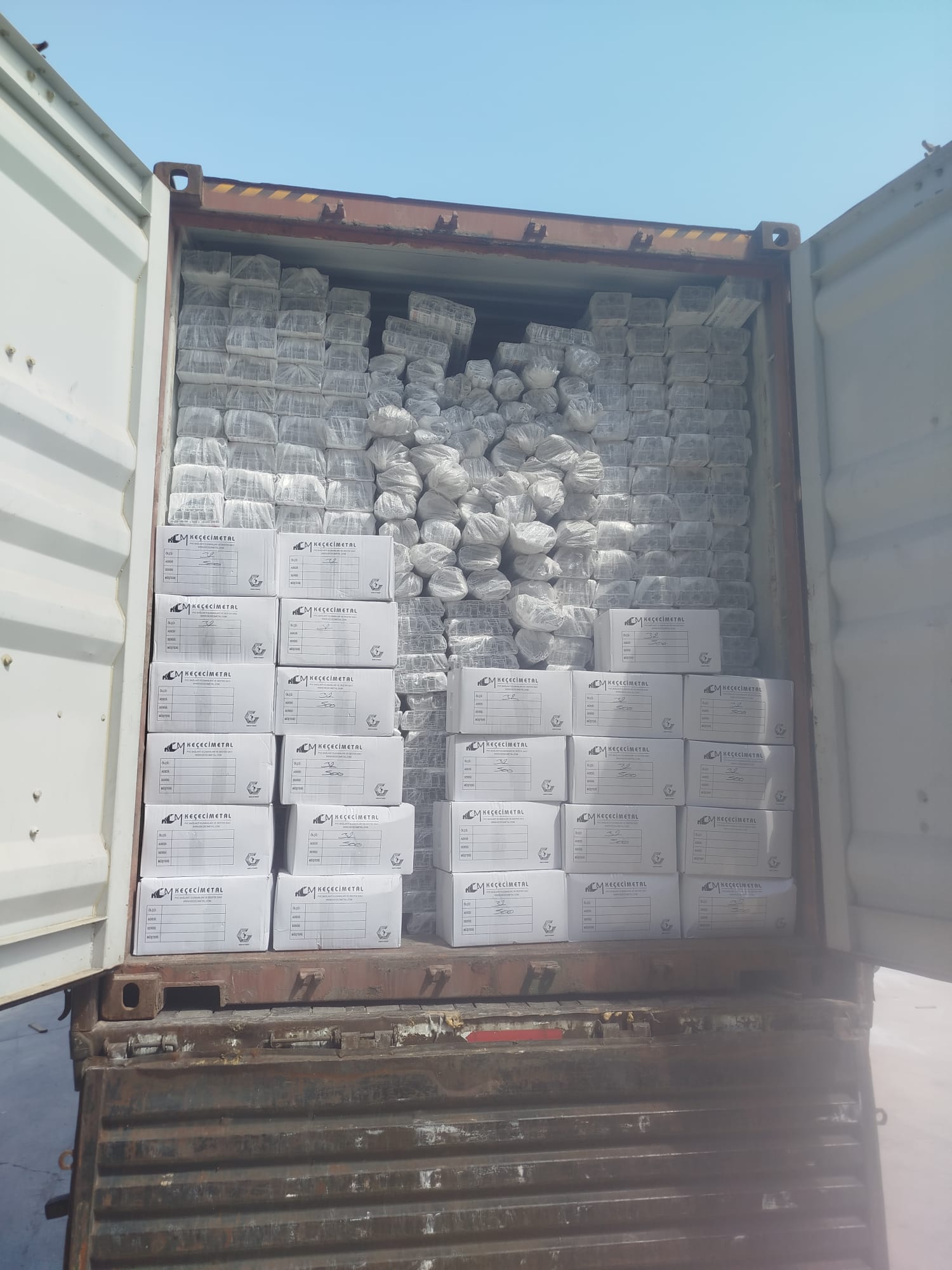 شحنة مع كراتين